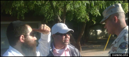 El rabino Shimon Pelman, de Republica Dominicana, organiza junto a oficiales dominicanos la ayuda enviada de la comunidad judía.